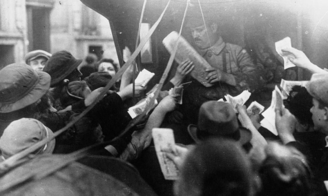 Berlin : la foule assiège la voiture d'un boulanger et se dispute le pain à coup de millions de Marks, Agence Meurisse, 1923 - source : Gallica-BnF
