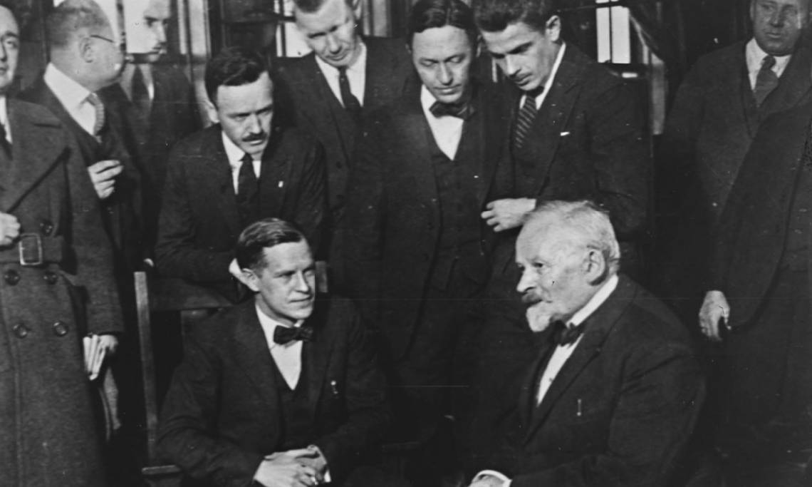 Le docteur Emile Coué (en bas à droite) en Amérique, agence Rol, 1923 - source : Gallica-BnF