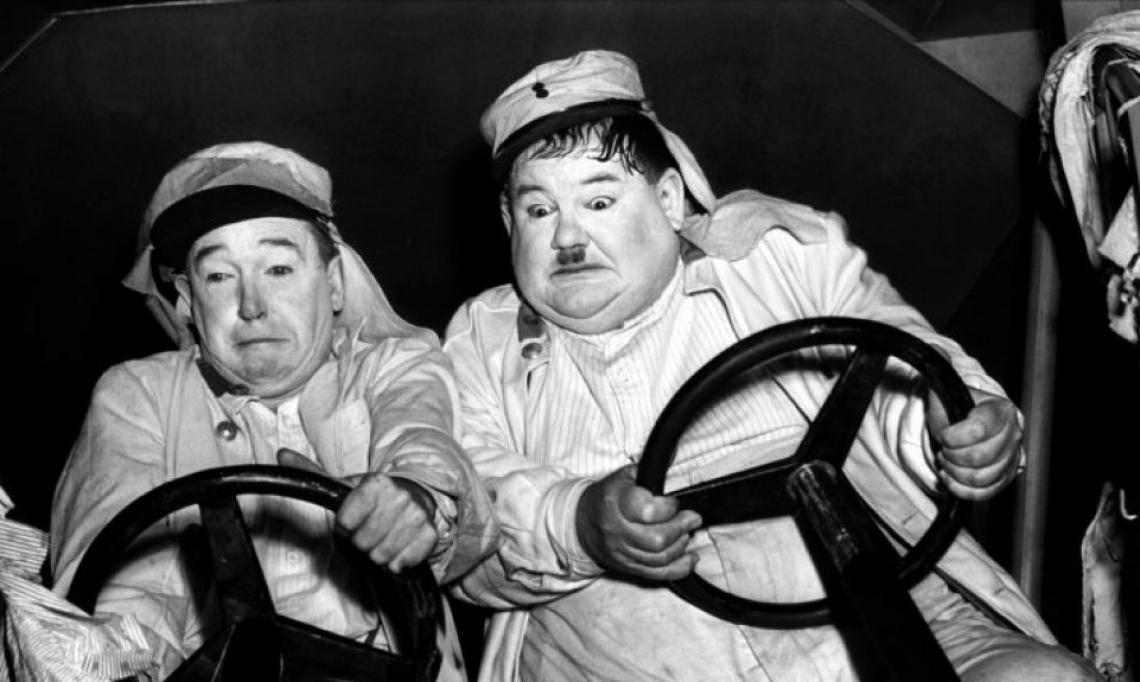 Stan Laurel et Oliver Hardy dans le film « The Flying Deuces », 1939 - source : Wikicommons
