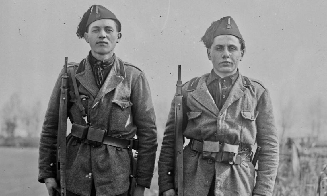 Deux fascistes italiens en uniforme, Agence Rol, 1923 - source : Gallica-BnF