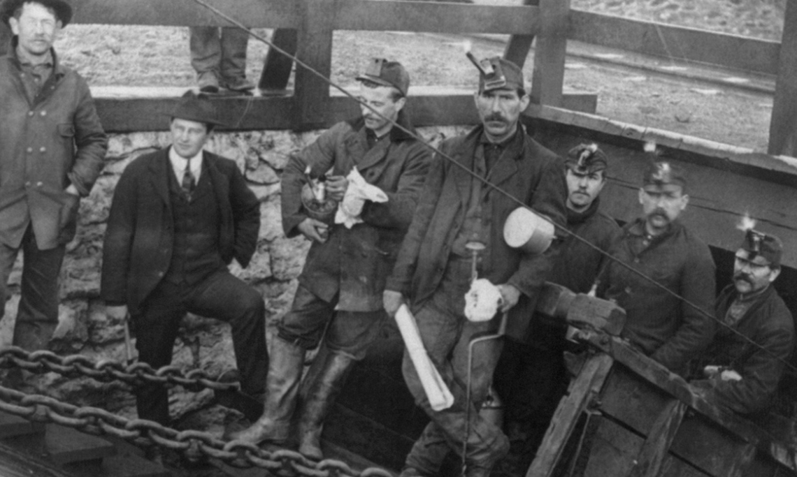 Mineurs de Hazelton, Pennsylvanie, descendant à la recherche de charbon, 1905 - source : Library of Congress-WikiCommons