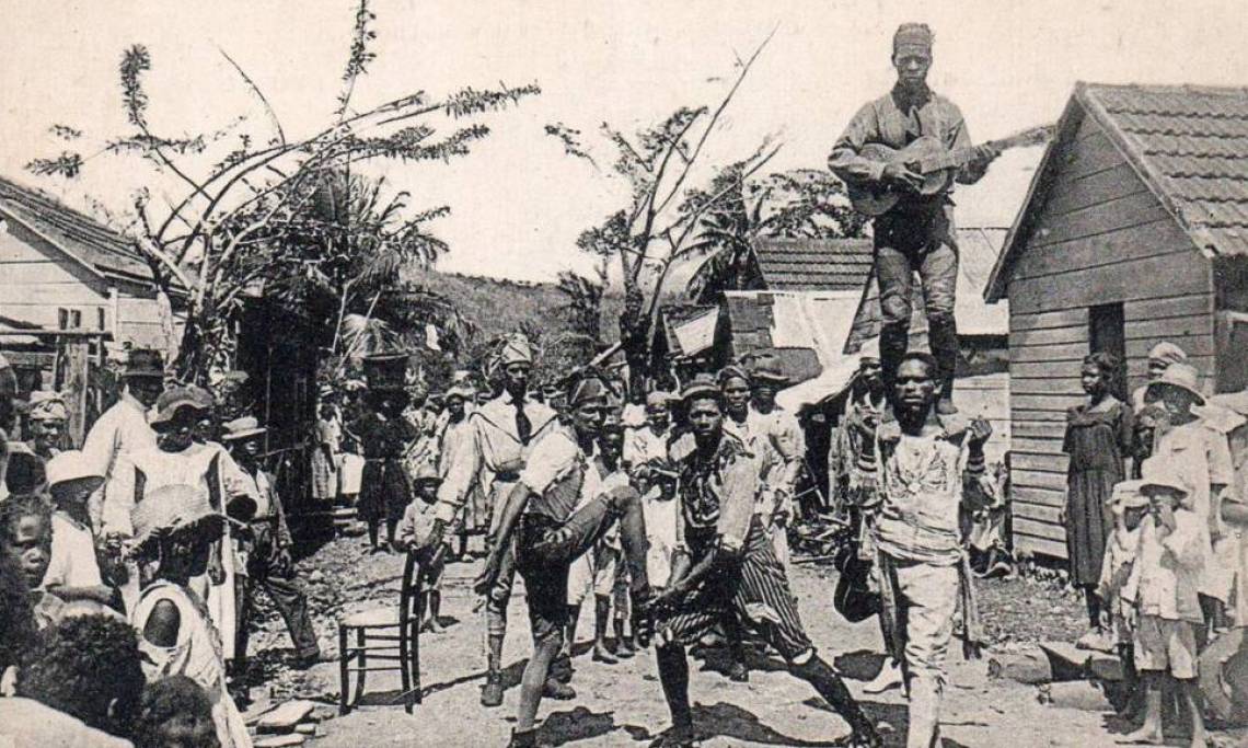 Carte postale montrant le carnaval de Fort-de-France (Martinique), circa 1900 - source : Delcampe-WikiCommons