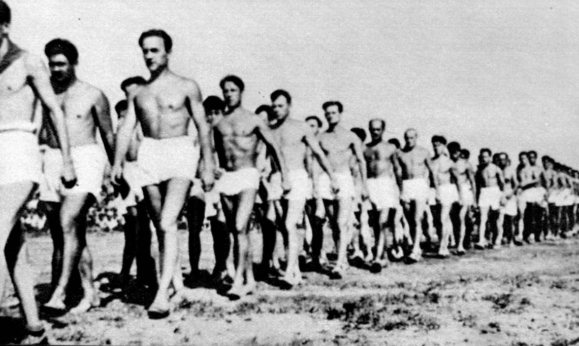 Entraînement sportif de soldats des Brigades internationales au camp d'internement de Gurs, 1939 - source : WikiCommons