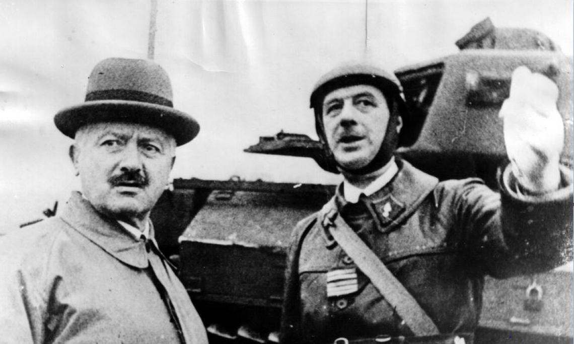 Le président de la République Albert Lebrun et le colonel Charles de Gaulle, commandant d'un régiment de chars de combat, 1939 - source : WikiCommons