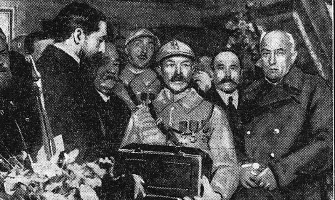 Un soldat français transportant le cœur de Léon Gambetta, Le Matin, 1920 – source : RetroNews-BnF