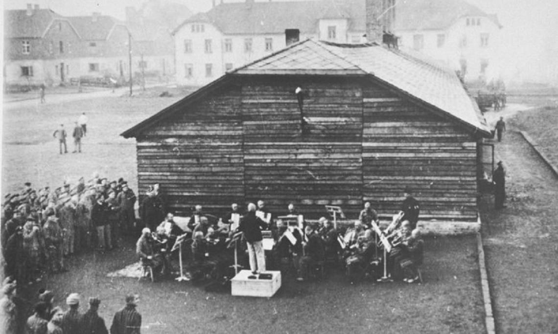 L'orchestre d'Auschwitz devant la cuisine du camp, 1941 - source : Mémorial de la Shoah