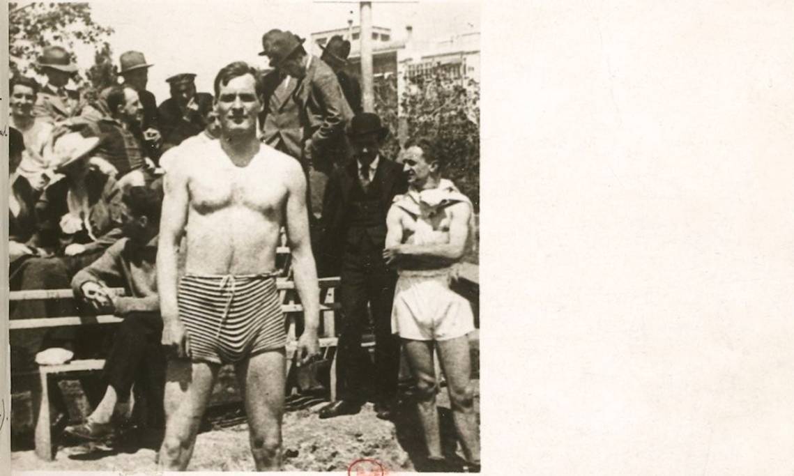 Le provocateur Arthur Cravan en maillot de bain, 1912 - source : Gallica-BnF