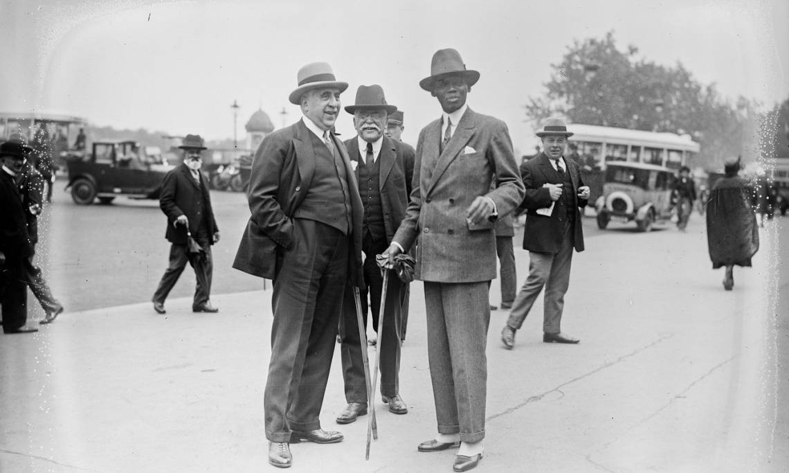 Le député du Sénégal Blaise Diagne aux côtés d’André Hesse, Agence Rol, 1928 – source : Gallica-BnF