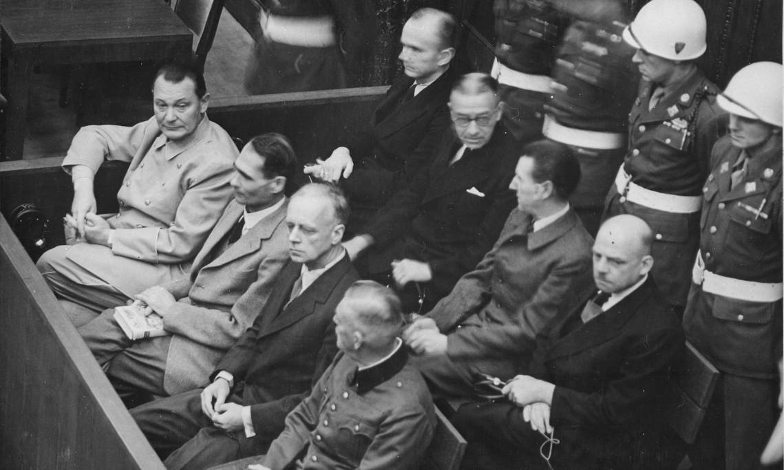 Les accusés lors du procès de Nuremberg. Au premier rang : Göring, Hess, von Ribbentropp, Keitel, circa 1945-1946 - source : WikiCommons