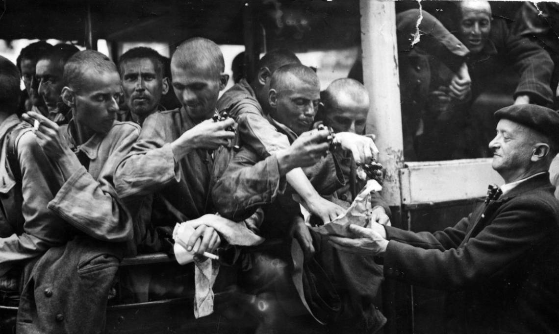 Retour des déportés en mai 1945. Des déportés français rapatriés des camps de concentration prennent les cerises que leur offre un Parisien - source : AFP