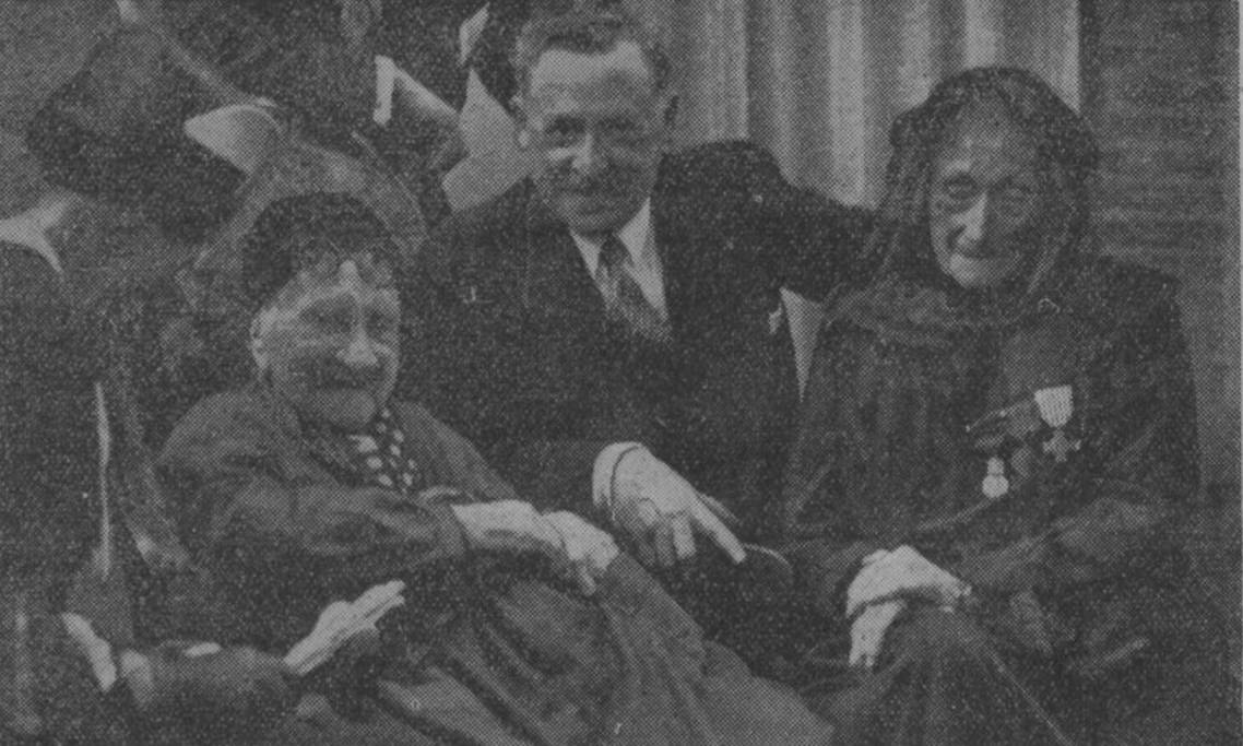 La doyenne des Français, Claire Ducassou (à gauche), en compagnie d’une autre centenaire, Paris-Soir, 1938 – source : RetroNews-BnF