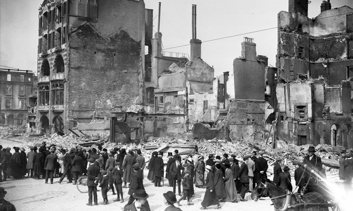 Les ruines de la Dublin Bread Company, sur O'Connell Street, après l'insurrection de Pâques, 1916 - source : WikiCommons