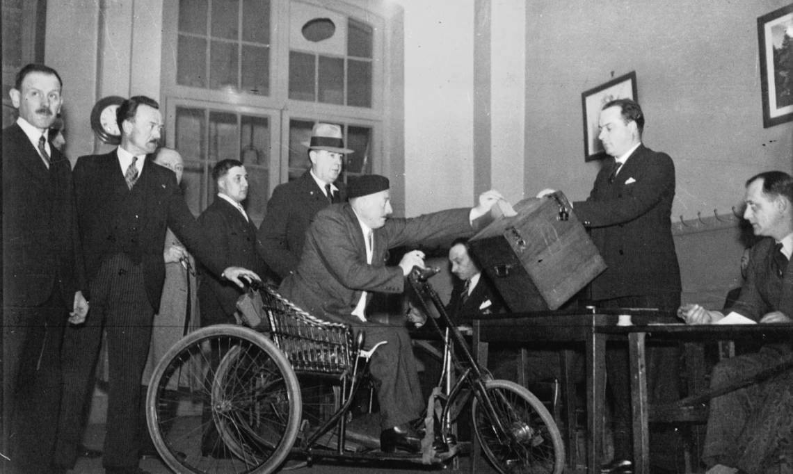 Intérieur d'un bureau de vote lors des élections législatives de 1936, Agence Meurice - source : Gallica-BnF
