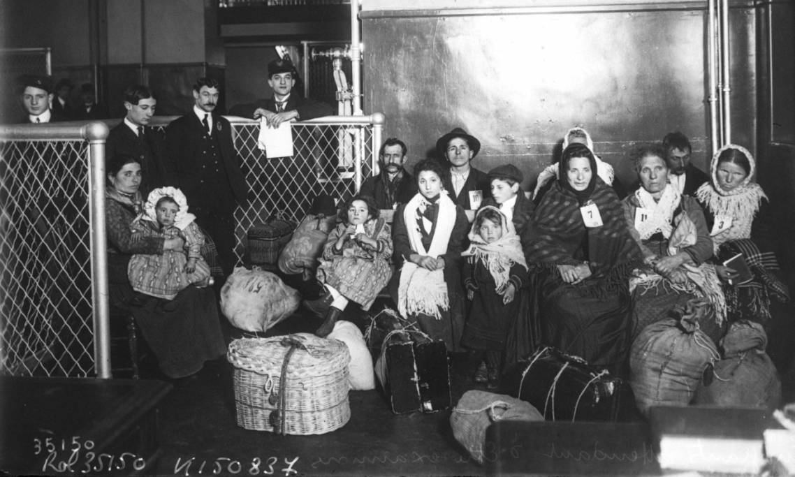 Femmes émigrantes attendant d'être examinées sur l'île d'Ellis Island, Agence Rol, 1913 - source : Gallica-BnF