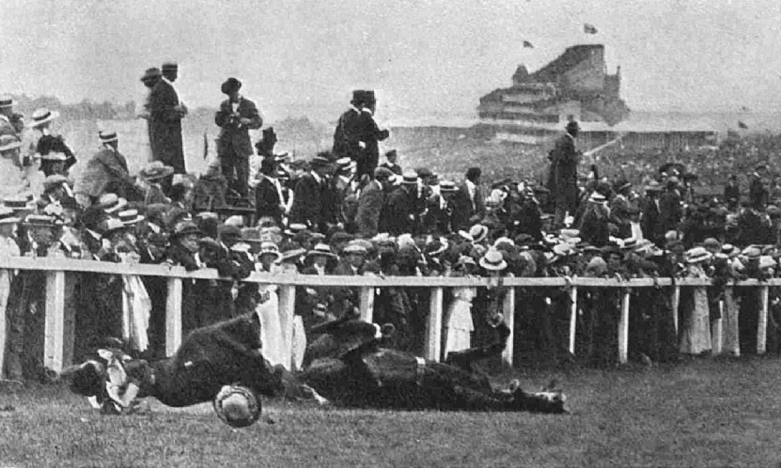Emily Davison heurtée par un cheval lors du derby d'Epsom, 4 juin 1913 - source : WikiCommons