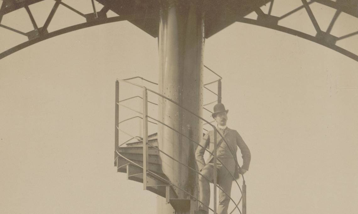 A l'Expoition universelle de 1889, Gustave EIffel est immortalisé en haut de "sa Tour", photo par Neurdein frères, 1889 - source : Gallica-BnF 