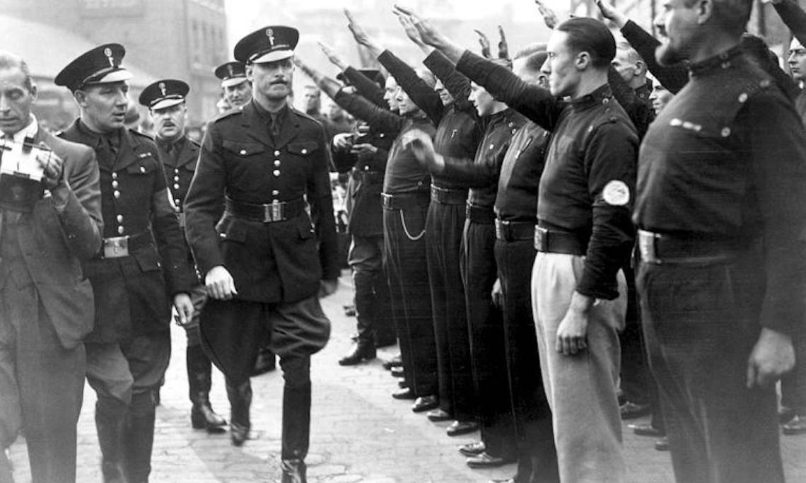 Défilé des membres du British Union of Fascists devant leur leader, Oswald Mosley, circa 1934 - source : WikiCommons