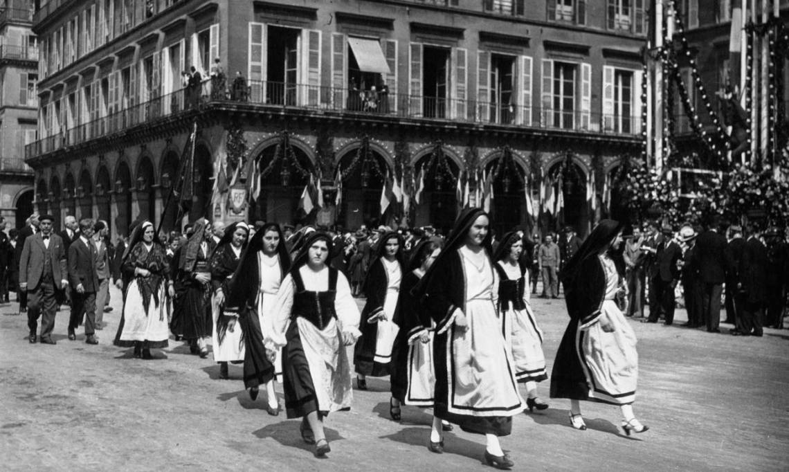Fête de Jeanne d'Arc , militantes de L'Action Française, Agence Meurisse, 1934 - source : Gallica-BnF