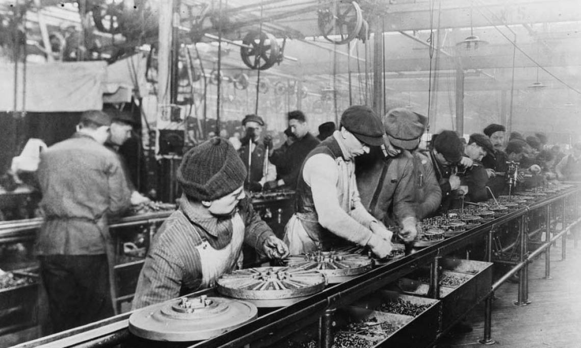 Ouvriers des usines Ford travaillant sur une chaîne de montage, 1913 - source : WikiCommons