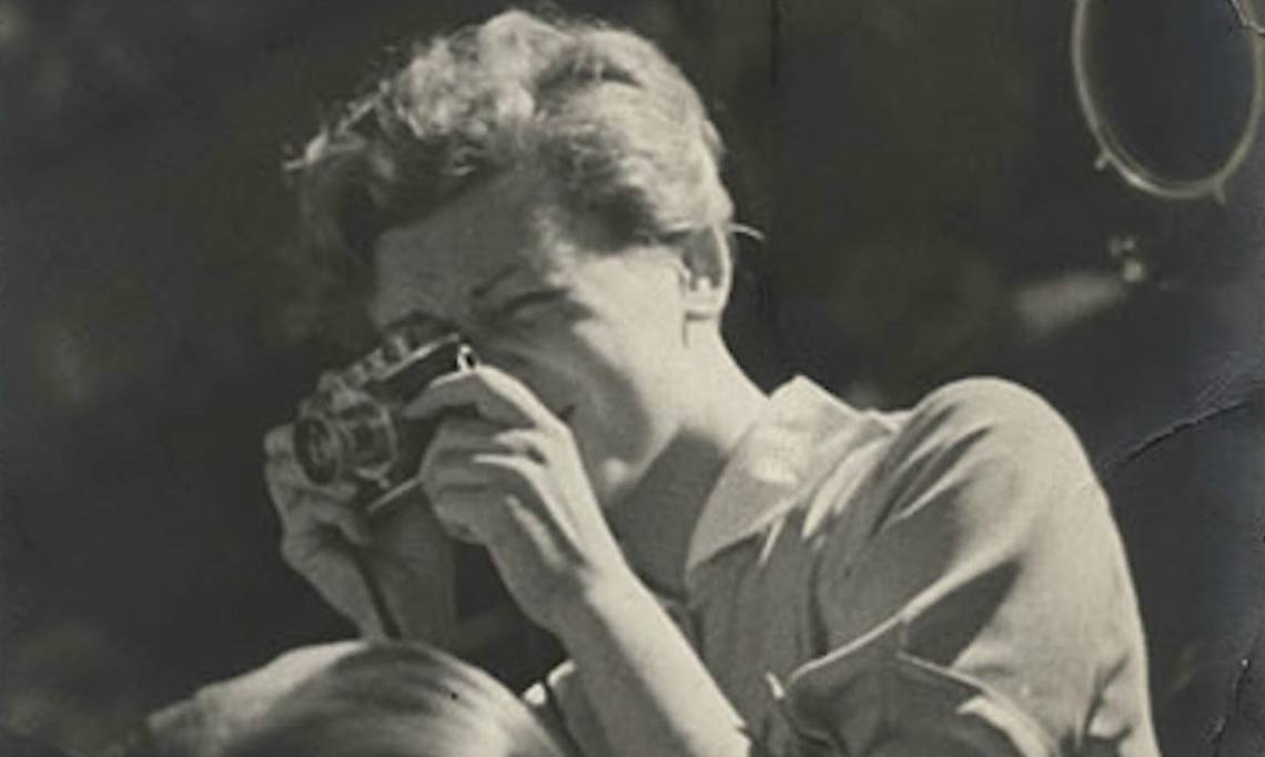 La photographe Gerda Taro sur le front de Guadalajaja, juillet 1937 - source : WikiCommons