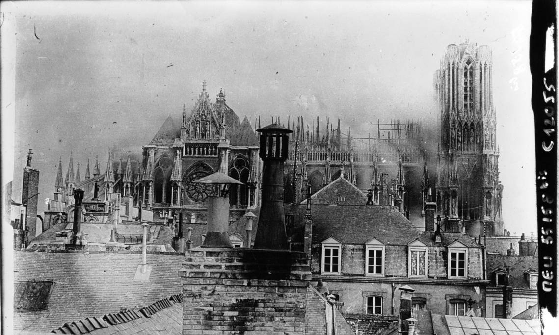 Reims : la cathédrale en feu, Agende Meurisse, 1914 - source : Gallica-BnF