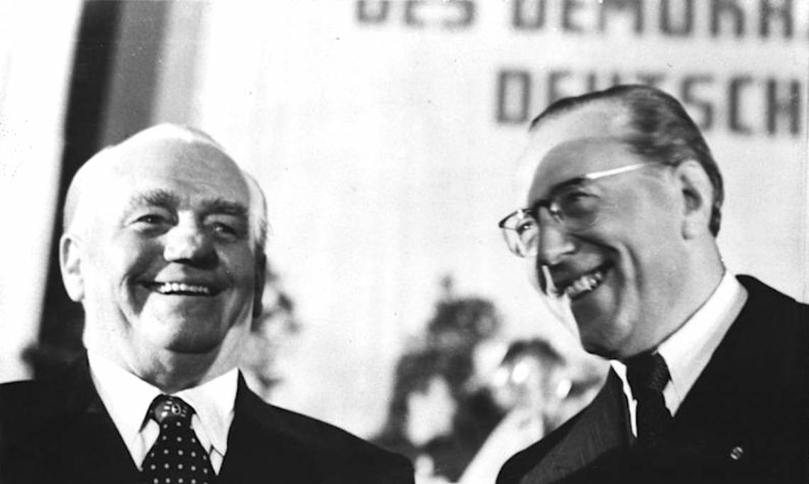 Élection de Wilhelm Pieck (à gauche) à la présidence de la RDA le 11 octobre 1949, en présence d’Otto Grotewohl (à droite), président du Conseil des ministres - source : WikiCommons
