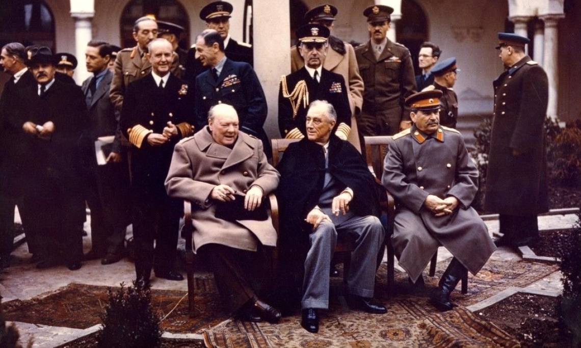Winston Churchill, Franklin Roosevelt et Joseph Staline à Yalta, février 1945 - source : U.S. National Archives