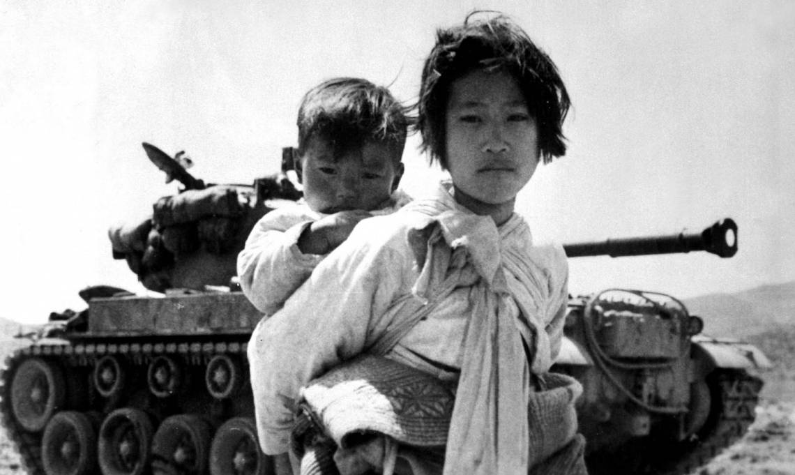 Réfugiée de guerre coréenne avec son bébé, 1951 - source : Archives nationales américaines-WikiCommons