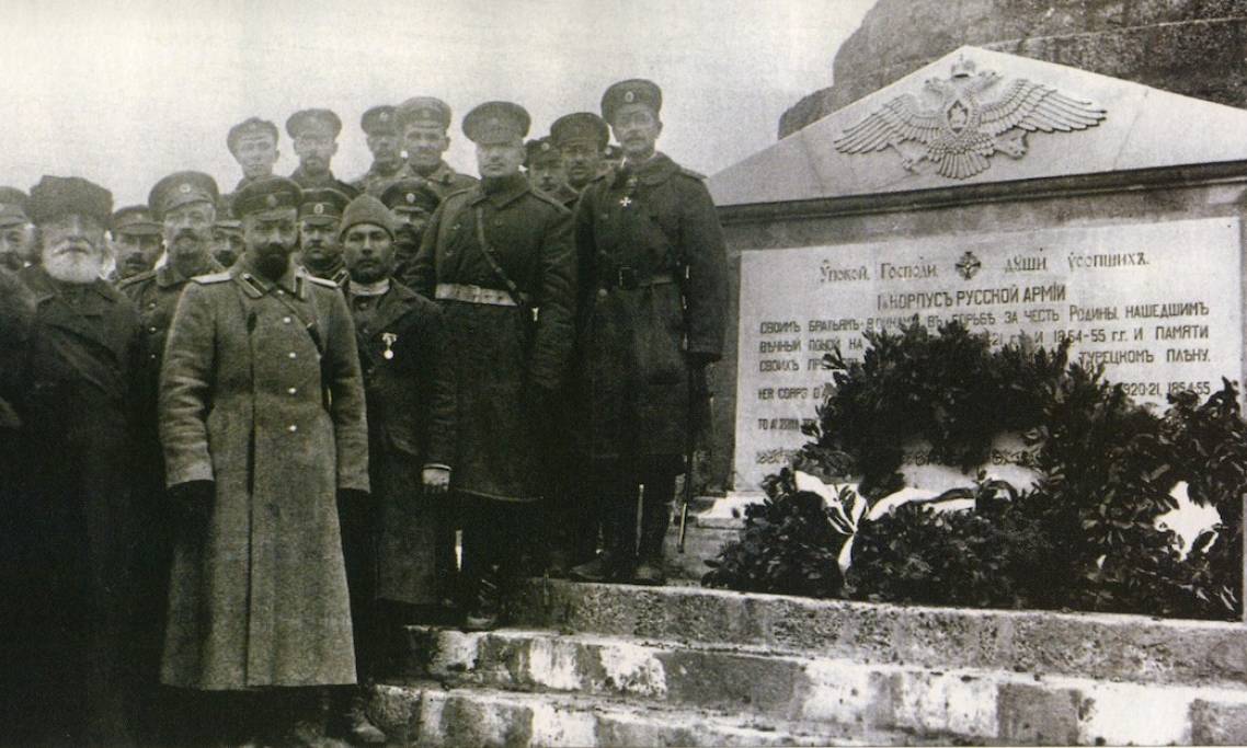 Le général tsariste Alexandre Koutiepov (au premier plan) devant la tombe de soldats « blancs » à Gallipoli, circa 1921 - source : WikiCommons