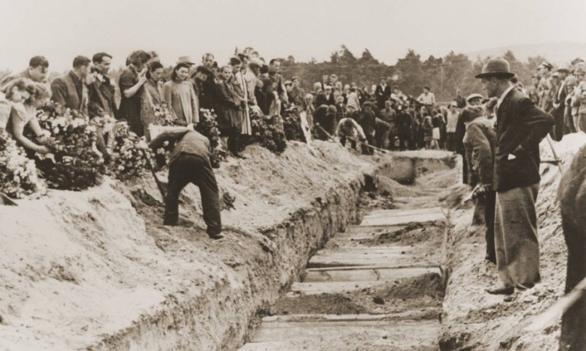 Image du pogrom de Kielce, en Pologne, dont les victimes furent des survivants de l'Holocauste, 1946 - source : Encyclopédie de la Shoah
