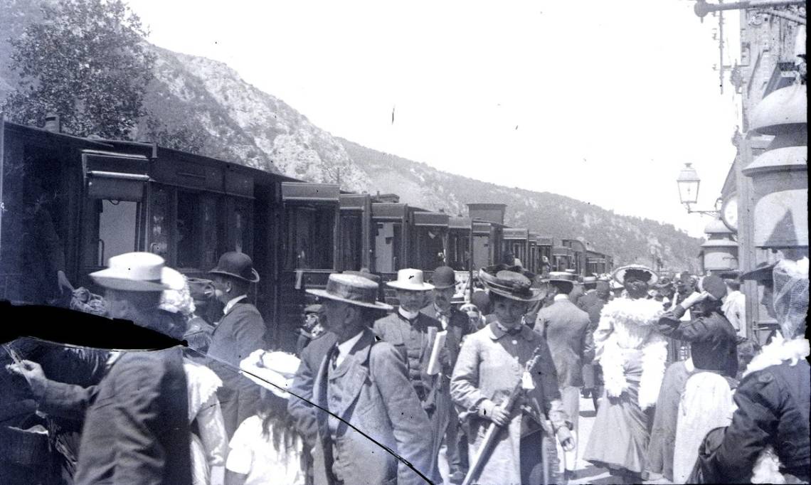 Arrivée d'un train en gare, photo d'Eugène Trutat, circa 1880 - source : Gallica-BnF