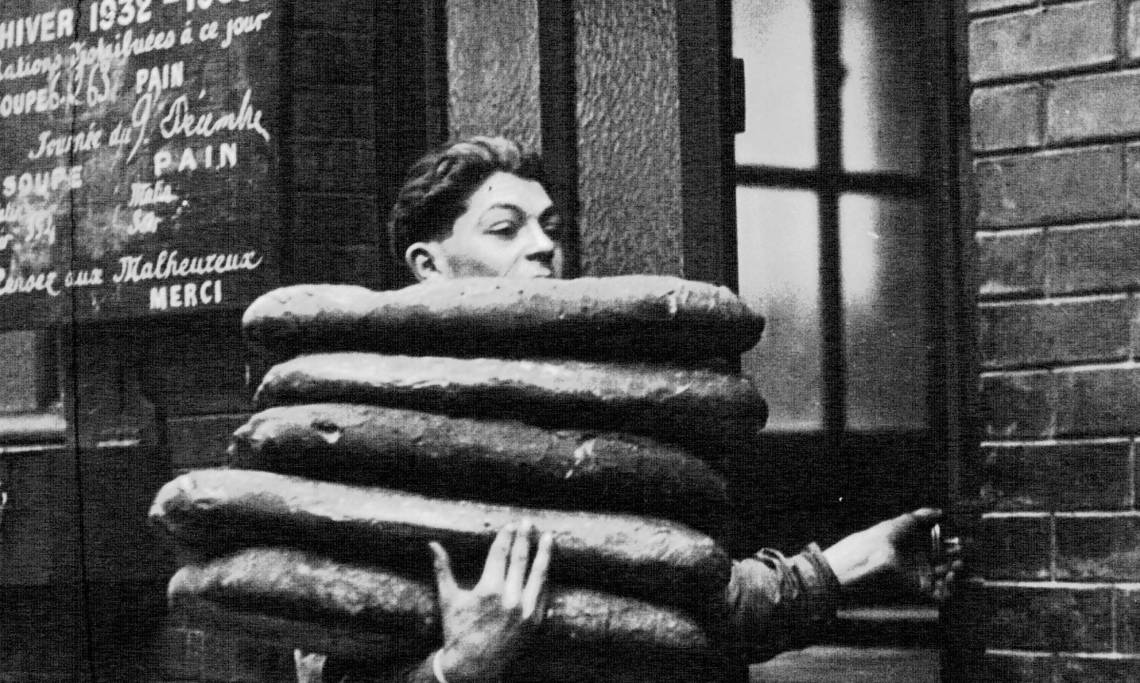 Garçon boulanger apportant du pain pour la distribution gratuite durant une vague de froid à Paris, Agence Mondial, 1932 – source : Gallica-BnF
