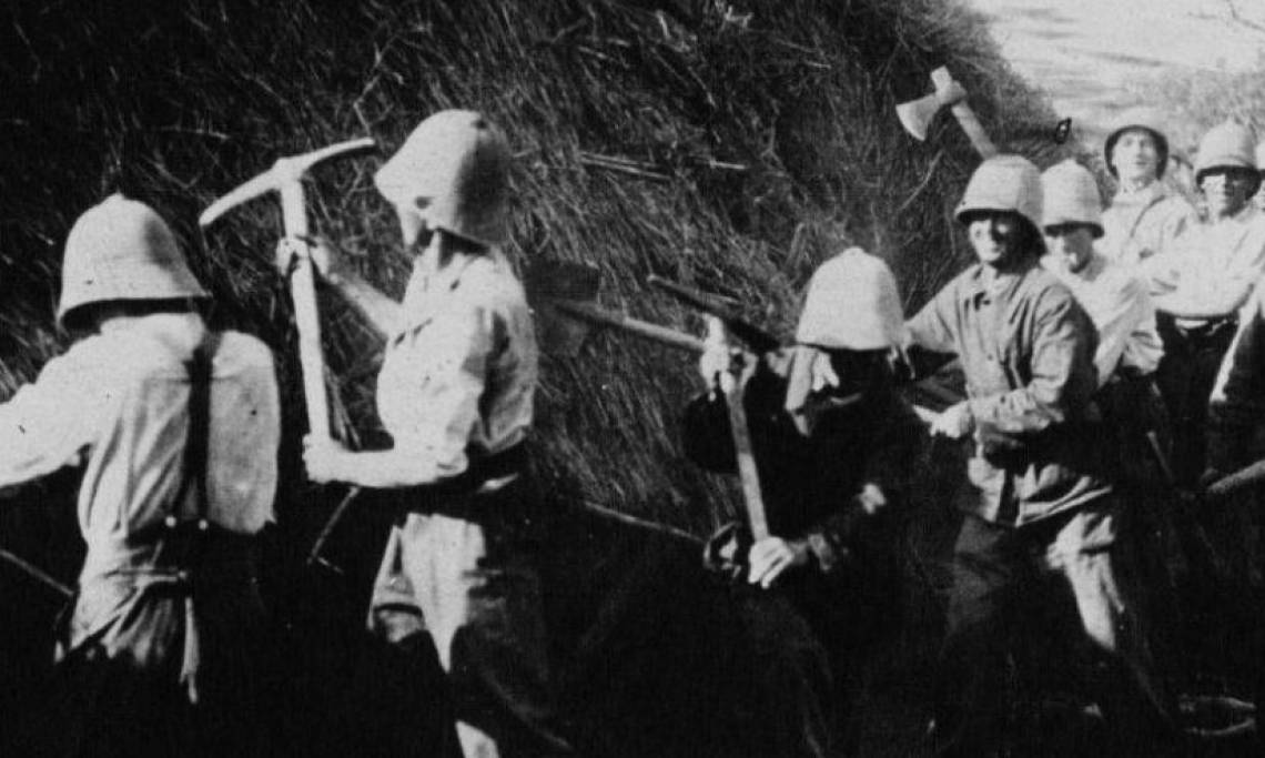 Soldats engagés dans la Légion étrangère brûlant un village contaminé par le typhus, Agence Mondial, 1932 - source : Gallica-BnF