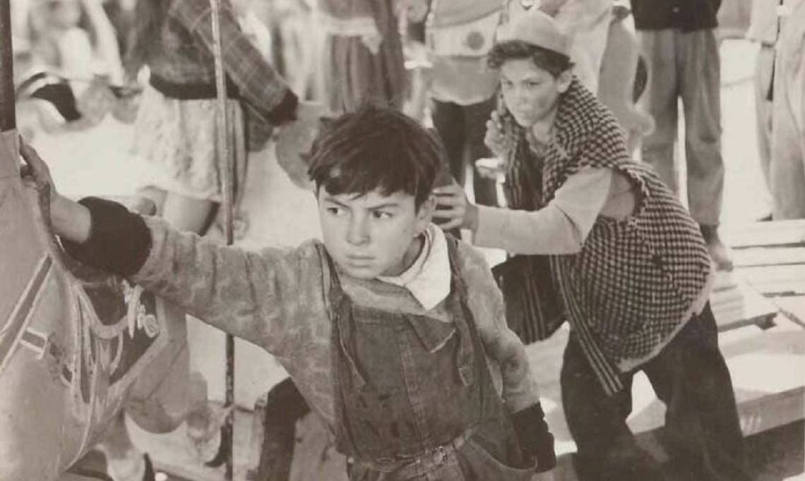 L'acteur Alfonso Mejía en Pédro (à droite et à l'arrière) dans Los Ovidados, 1950 - source : WikiCommons