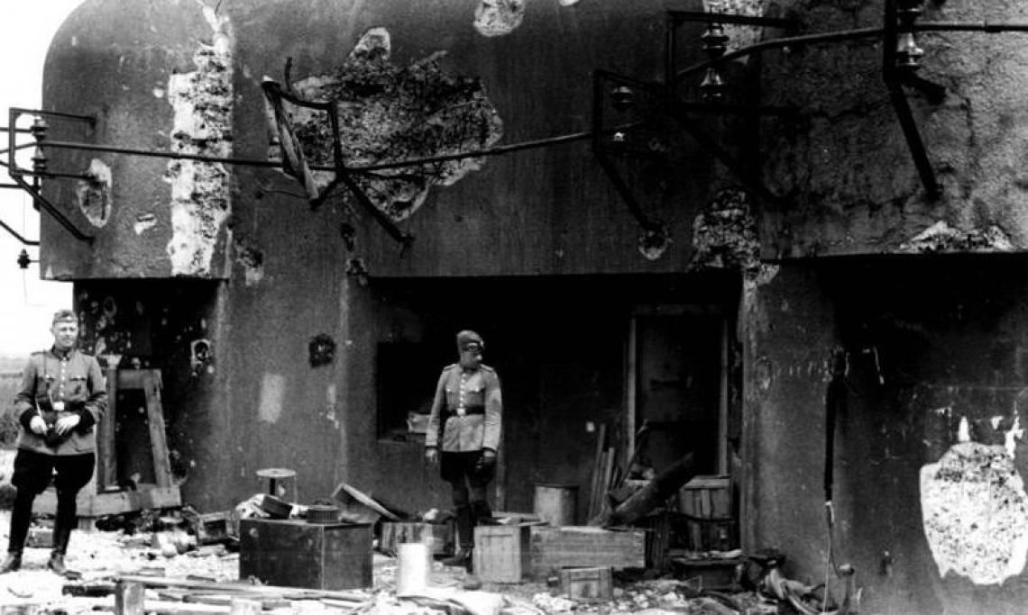 Des soldats allemands devant un bunker détruit sur la ligne Maginot, mai-juin 1940 - source : WikiCommons-Bundesarchiv