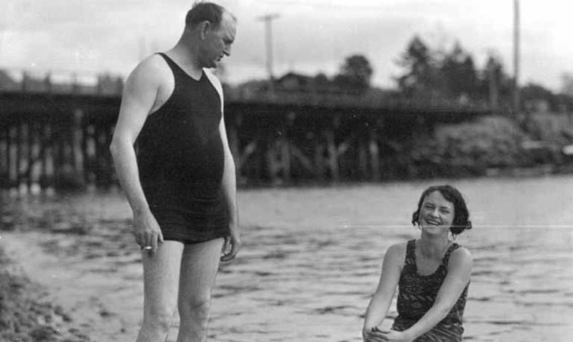 Homme agacé et femme hilare en barque à Tacoma, Washington, circa 1930 - source : WikiCommons