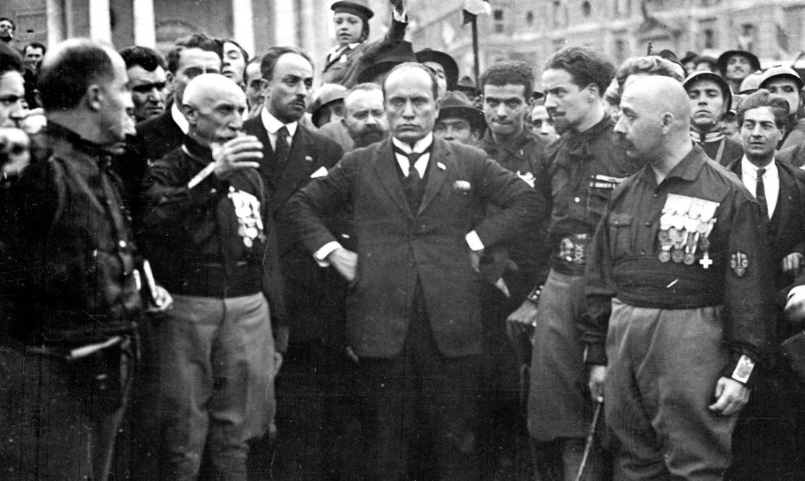 Benito Mussolini (centre) durant la Marche sur Rome entouré des cadres fascistes, 1922 - source : WikiCommons