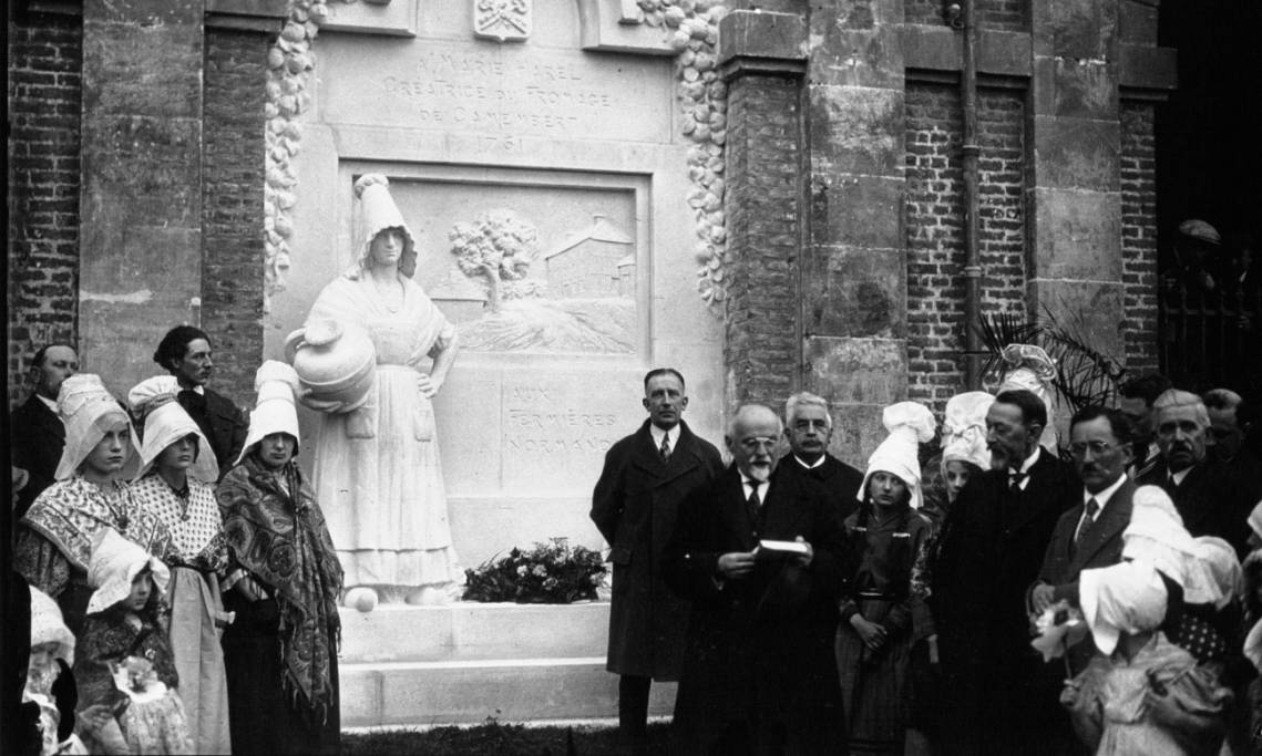Discours devant le monument à la gloire de Marie Harel, supposée "créatrice" du camembert, Agence Meurisse, 1928 - source : Gallica-BnF
