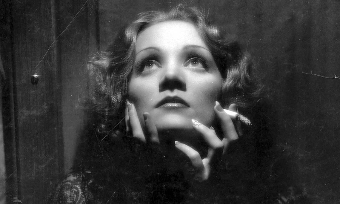 Marlene Dietrich, photo publicitaire pour « Shanghaï Express », 1932 - source : WikiCommons