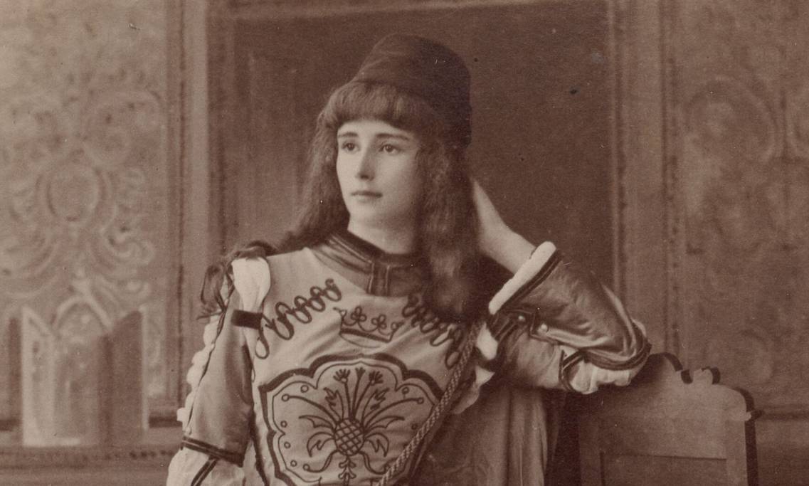 Cléo de Mérode photographiée par Nadar, circa 1895 - source : Gallica-BnF
