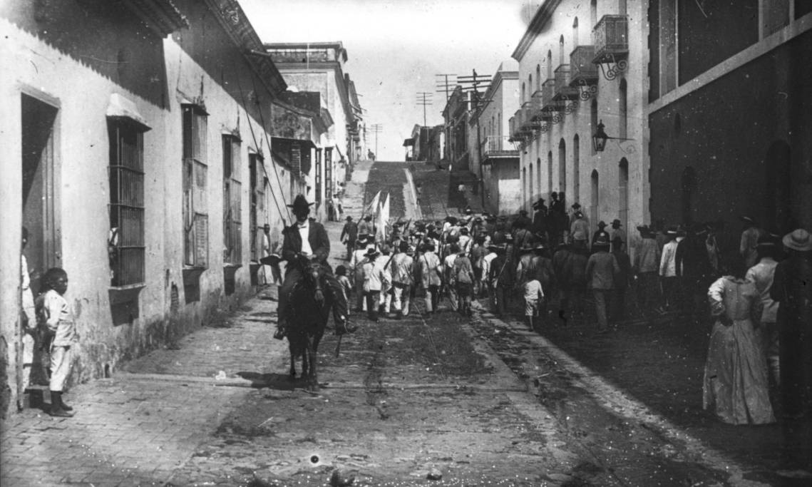 Défilé d'hommes en armes pendant la Révolution mexicaine, Agence Rol, 1911 - source : Gallica-BnF