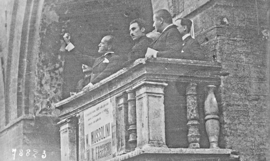 Mussolini au balcon de l'Hôtel de ville de Crémone, Agence Rol, 1922 