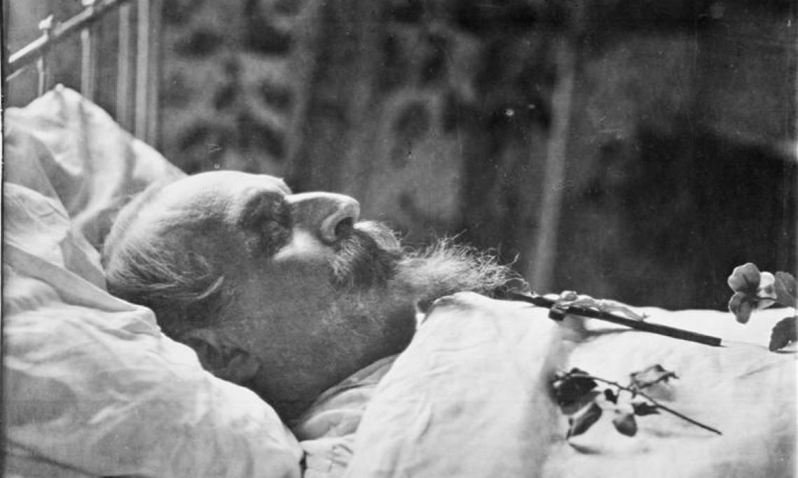 Napoléon III sur son lit de mort, photographie de William et Daniel Downey, 1873 - source : WikiCommons