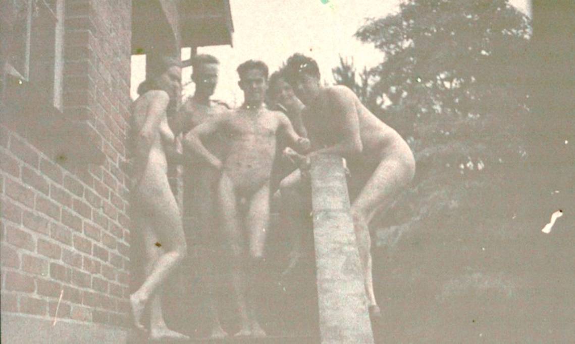 Séance de nudisme entre l'acteur Michel Simon et des amis, 1920 - source : Gallica-BnF