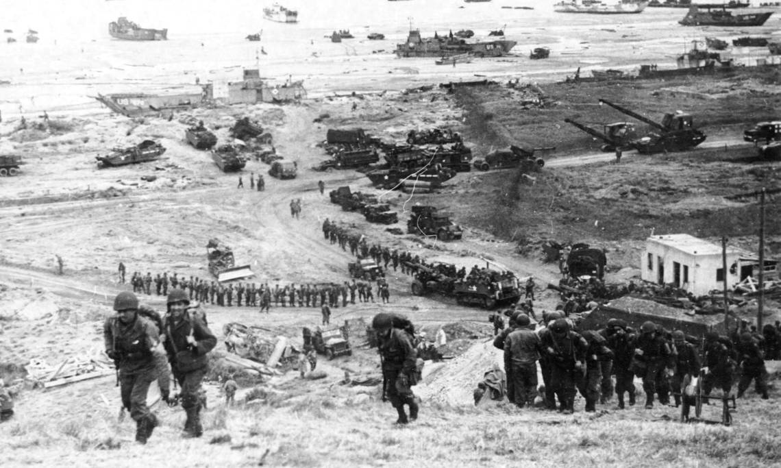 Arrivée de soldats alliés sur Omaha Beach, Saint-Laurent-sur-mer, Normandie, juin 1944 - source : WikiCommons