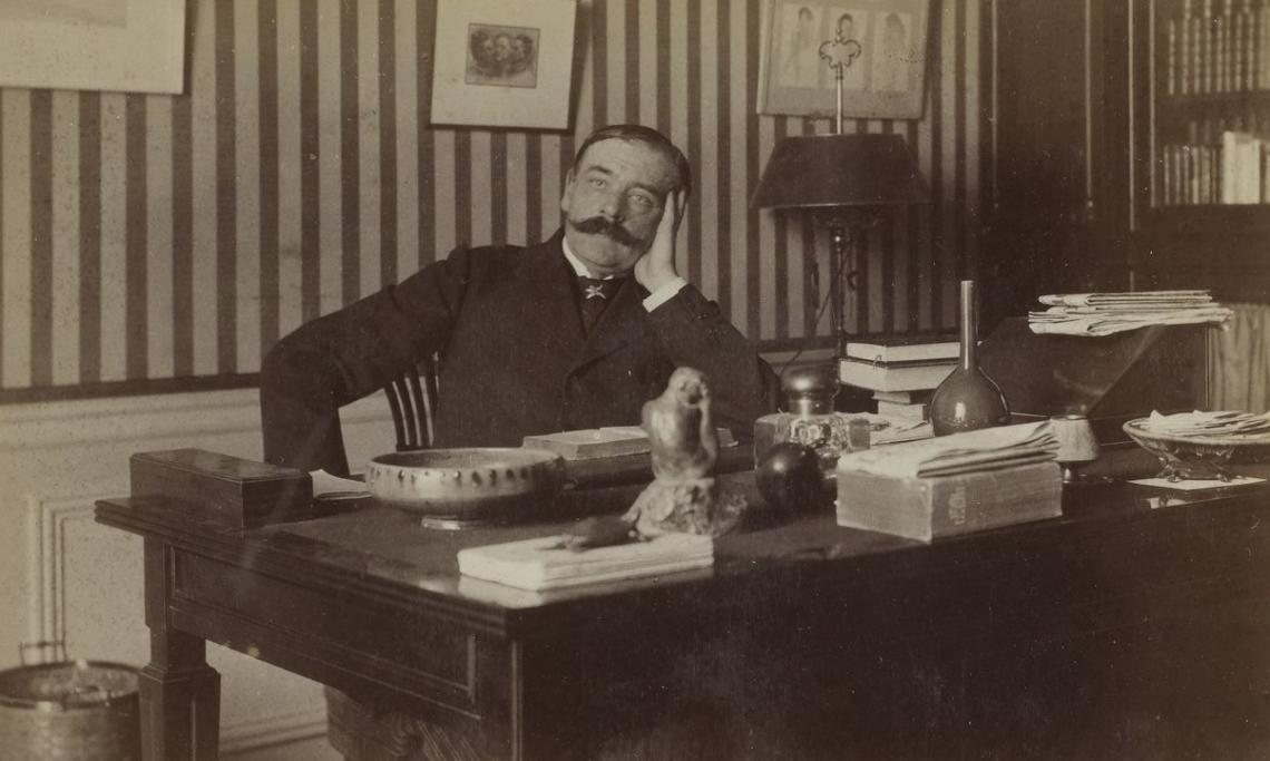 Octave Mirbeau chez lui, photographie de Dornac - source : Gallica-BnF