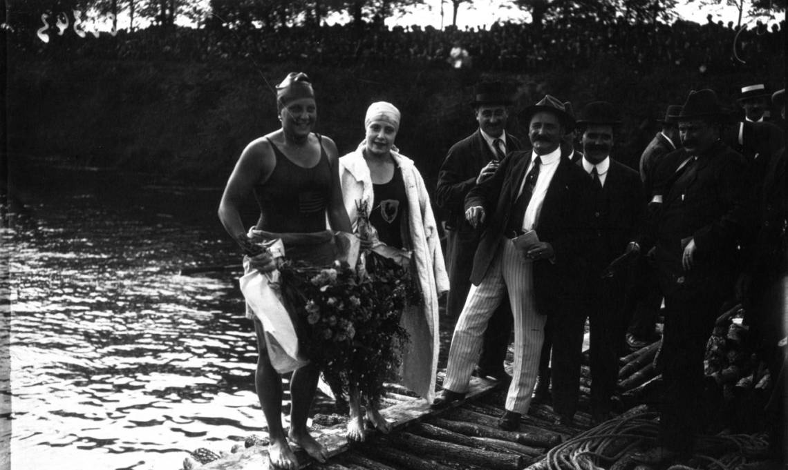 Aux Olympiades de natation, les nageuses Ethelda Bleibtrey et Suzanne Wurth, Agence Rol, 1920 - source : Gallica-BnF