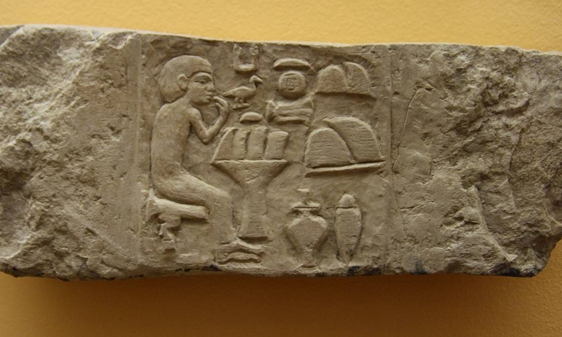 Scène de repas sur une stèle funéraire égyptienne, circa 2700 av. J.-C. - source : WikiCommons