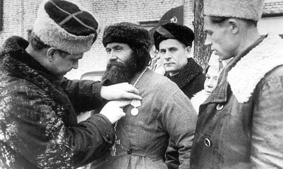 Pope ukrainien se voyant remettre la Médaille des partisans de la Guerre patriotique, 1945 - source : WikiCommons