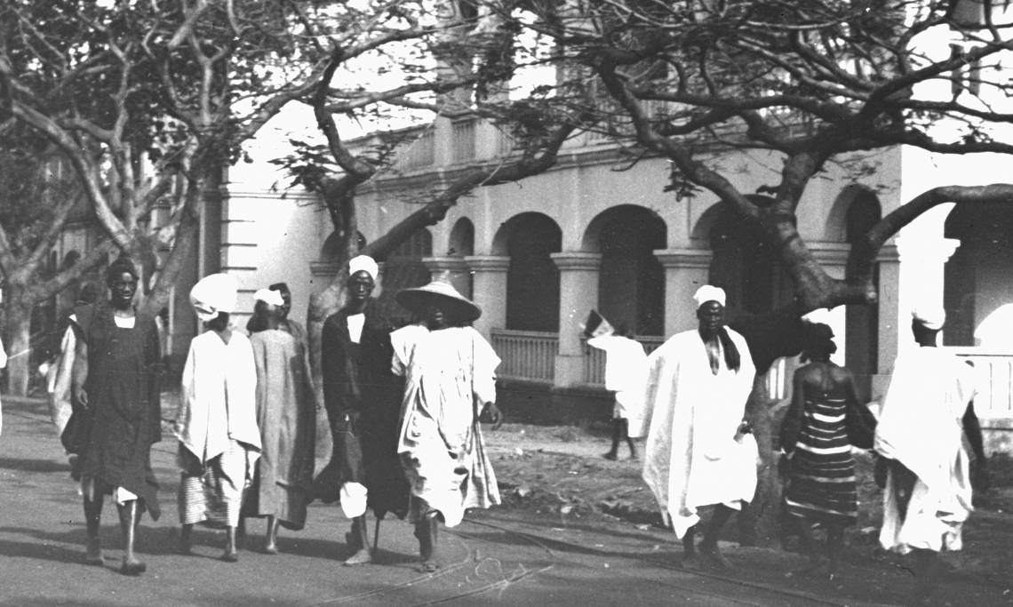 Passants dans une rue de Bamako, photo de René Deslandes, 1929 - source : Gallica-BnF